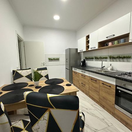 Golden Garden Luxury Apartment In Bucharest Exterior photo